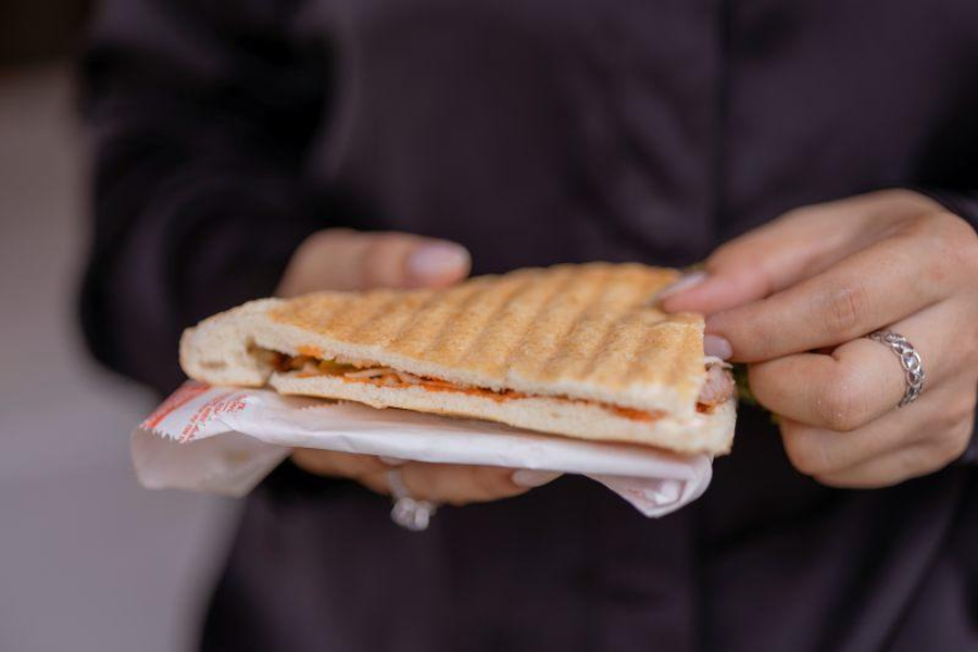 Bánh mì tam giác – món ăn sáng nhẹ nhàng, giòn rụm, đậm chất phố biển